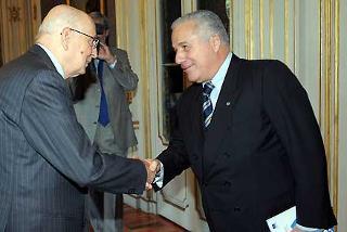 Il Presidente Giorgio Napolitano accoglie Alessandro Ortis, Presidente dell'Autorità per l'energia ed il gas, in occasione dell'incontro al Quirinale