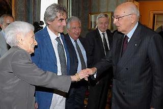 Il Presidente Giorgio Napolitano saluta, il Premio Nobel e Senatore a vita, Rita Levi Montalcini in occasione dell'incontro con una delegazioni dei firmatari di due appelli in favore della ricerca scientifica