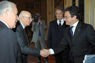 Il Presidente Giorgio Napolitano, con Alessandro Ortis, Tullio Fanelli e Carlo Crea, rispettivamente Presidente, Componente, Segretario generale e Direttore generale dell'Autorità per l'energia elettrica e il gas