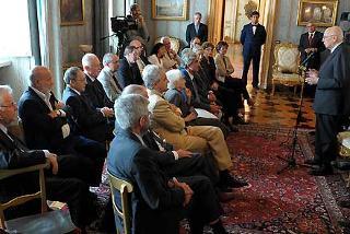 Il Presidente Giorgio Napolitano rivolge il suo indirizzo di saluto ad una delegazione dei firmatari di due appelli in favore della ricerca scientifica
