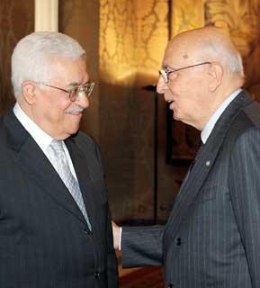 Il Presidente Giorgio Napolitano accoglie S.E. Abu Mazen, Presidente dell'Autorità Nazionale Palestinese all'arrivo al Quirinale