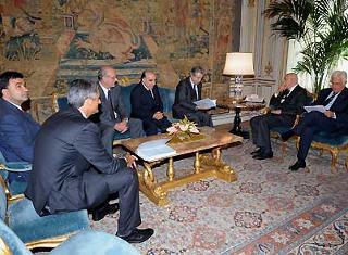 Il Presidente Giorgio Napolitano durante l'incontro con la delegazione dell'Autorità Garante per la protezione dei dati personali, guidata dal loro Presidente Francesco Pizzetti.