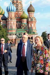 Il Presidente Giorgio Napolitano con la moglie Clio durante la breve passeggiata sulla Piazza Rossa