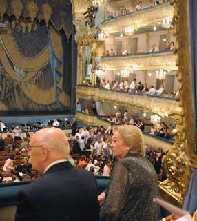 Il Presidente Giorgio Napolitano con la moglie Clio durante la rappresentazione al Teatro Marinskij