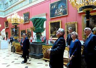 Il Presidente della Repubblica Giorgio Napolitano con la moglie Clio mentre visitano l'Hermitage