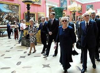 Il Presidente Giorgio Napolitano in compagnia della moglie Clio mentre visitano l'Hermitage