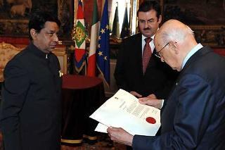 Il Presidente Giorgio Napolitano con S.E. Arif Shahid Khan Ambasciatore della Repubblica dell'India, in occasione della presentazione delle Lettere Credenziali.