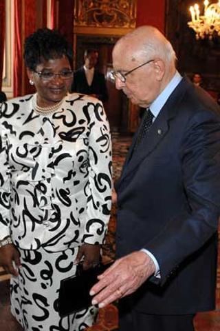 Il Presidente Giorgio Napolitano con S.E. Mary Madzndza Kanya Ambasciatore del Regno dello Swaziland, in occasione della presentazione delle Lettere Credenziali.