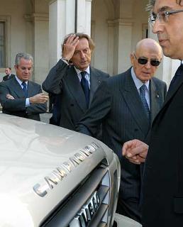 Il Presidente Giorgio Napolitano, nella foto con il Ministro delle Attività Produttive, Claudio Scajola, Luca Cordero Di Montezemolo e Sergio Marchionne, in occasione della presentazione dei nuovi modelli di auto.