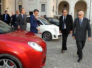 Il Presidente Giorgio Napolitano, nella foto con Sergio Marchionne, Luca De Meo e Luca Cordero Di Montezemolo, osserva i modelli di auto di nuova generazione presentati nel pomeriggio al Quirinale.