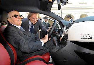 Il Presidente Giorgio Napolitano, con Luca Cordero di Montezemolo, a bordo della 500 Abart.