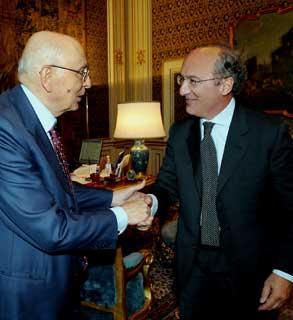 Il Presidente Giorgio Napolitano accoglie Riccardo Viale, Direttore generale della Fondazione COTEC Italia, in occasione dell'incontro al Quirinale