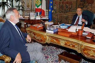 Il Presidente Giorgio Napolitano con Luigi Nicolais, Presidente della Fondazione COTEC Italia durante l'incontro al Quirinale