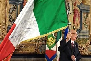 Il Presidente Giorgio Napolitano con il Tricolore autografato dagli Atleti Italiani vincitori di Medaglia Olimpica