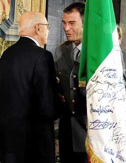 Il Presidente Giorgio Napolitano riceve in dono la Bandiera Nazionale dall'Alfiere Antonio Rossi, di ritorno da Pechino, autografata dagli Atleti vincitori di medaglie