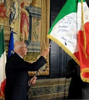 Il Presidente Giorgio Napolitano sventola la Bandiera Nazionale riconsegnata ed autografata dagli Atleti vincitori di medaglia alle Olimpiadi di Pechino