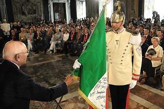 Il Presidente Giorgio Napolitano con la Bandiera Nazionale di ritorno dalle Olimpiadi di Pechino con le firme degli Atleti vincitori di medaglie in occasione della cerimonia al Quirinale