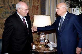Il Presidente Giorgio Napolitano con Richard Cheney, Vice Presidente degli Stati Uniti d'America in occasione dell'incontro al Quirinale