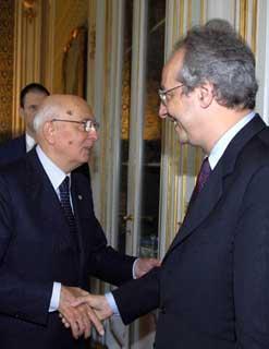 Il Presidente Giorgio Napolitano accoglie Walter Veltroni nel suo studio in occasione dell'incontro con l'Associazione Nazionale Comuni Italiani