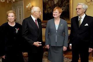 Il cordiale incontro del Presidente della Repubblica Giorgio Napolitano e della moglie Clio con il Presidente della Repubblica di Finlandia, Tarja Halonen all'arrivo a Palazzo Presidenziale