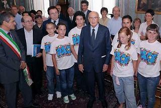 Il Presidente Napolitano, nella foto con il Sindaco di Torino Chiamparino, E. Olivero ed il Sottosegretario M. Giachino in occasione dell'incontro con un gruppo di Giovani dell'Arsenale della Pace