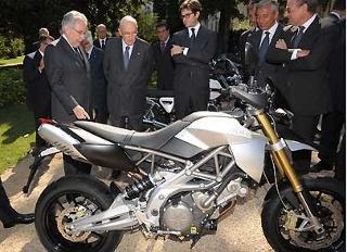 Il Presidente Giorgio Napolitano con Roberto Colaninno, Presidente ed Amministratore del Gruppo Piaggio osserva un nuovo modello di moto