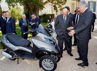 Il Presidente Giorgio Napolitano con Roberto Colaninno, Presidente ed Amministratore Delegato del Gruppo Piaggio, in occasione della presentazione dei nuovi modelli di veicoli
