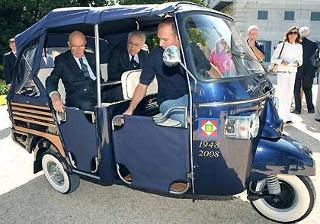 Il Presidente Napolitano con a fianco Colaninno. Nella foto il Presidente durante il breve giro nei Giardini del Quirnale con l'Ape Calessino, costruita peri il 60° anniversario del Gruppo Piaggio