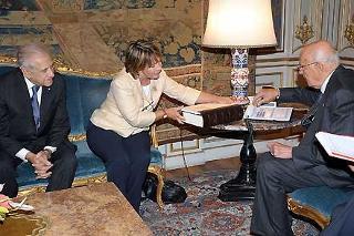 Il Presidente Giorgio Napolitano durante l'incontro con una delegazione dell'Accademia della Crusca guidata dal Presidente Nicoletta Maraschio e dal Presidente Onorario Francesco Sabatini