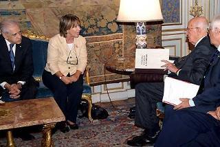 Il Presidente Napolitano con Nicoletta Maraschio e Francesco Sabatini, rispettivamente Presidente e Presidente Onorario dell'Accademia della Crusca Crusca