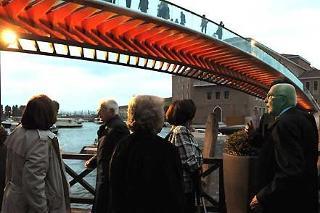 Il Presidente Giorgio Napolitano osserva il nuovo ponte, opera dell'Architetto Santiago Calatrava