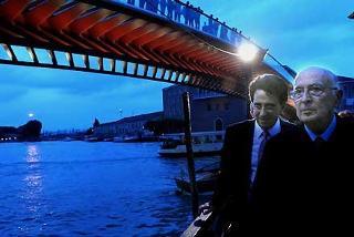 Il Presidente Giorgio Napolitano accompagnato dall'Achitetto Santiago Calatrava durante la visita al nuovo ponte