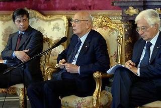 Il Presidente Giorgio Napolitano a fianco Vasco Errani, Presidente della Conferenza dei Presidenti delle Regioni e delle Province Autonome, ed il Segretario generale del Quirinale Donato Marra in occasione dell'incontro con i componenti della Conferenza