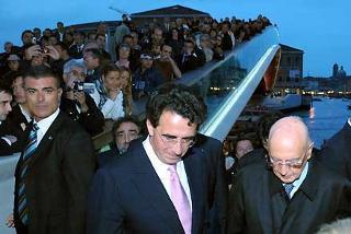 Il Presidente Giorgio Napolitano accompagnato dall'Architetto Santiago Calatrava mentre visita il nuovo ponte