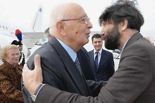Il Presidente Giorgio Napolitano e la moglie Clio, accolti dal Sindaco Cacciari all'arrivo in Aeroporto