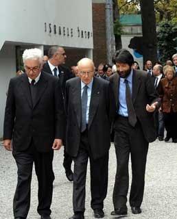 Il Presidente Giorgio Napolitano con il Sindaco Cacciari ed il Presidente della Biennale Baratta durante la visita ai padiglioni espositivi