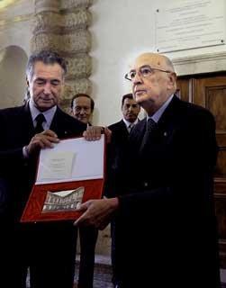 Il Presidente Giorgio Napolitano con Gianni Zonin davanti alla targa a ricordo della visita