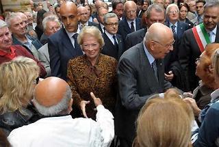 Il Presidente Giorgio Napolitano con la moglie Clio tra la gente al suo arrivo in città