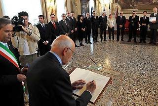 Il Presidente Giorgio Napolitano firma l'Albo d'Onore del Comune