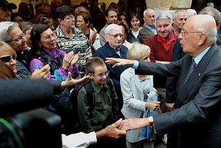 Il Presidente Giorgio Napolitano festeggiato dai cittadini all'arrivo in città