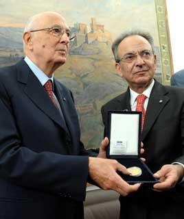 Il Presidente Giorgio Napolitano riceve la Medaglia d'Oro del Parlamento Ellenico, dal Presidente Dimitris Sioufas