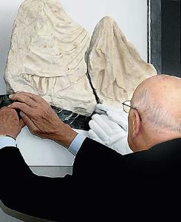 Il Presidente Giorgio Napolitano procede alla collocazione dei frammenti del fregio del Partenone, già conservata al Museo Salinas di Palermo, prestato dalla Regione Siciliana.