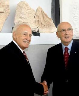 I Presidenti di Italia e Grecia, Napolitano e Papoulias, in occasione della visita alla Mostra Nostoi ed alla sistemazione del frammento del fregio del Partenone.