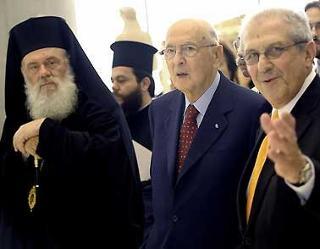 Il Presidente Napolitano, con l'Arcivescovo di Atene, della Grecia e Capo della Chiesa Ortodossa, Ieronimos, e il Presidente del Nuovo Museo dell'Acropolis Dimitri Pandermalis, durante l'inaugurazione