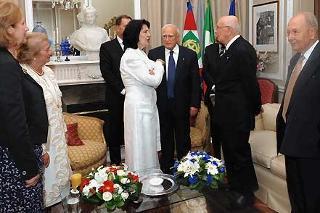 Il Presidente Napolitano con la moglie Clio, la Coppia Presidenziale Ellenica e l'ex Presidente Stefanopulos, si intrattiene con la popolare attrice Irene Papas, durante il ricevimento in Ambasciata