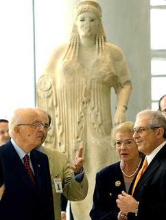 Il Presidente Giorio Napolitano con la moglie Clio, in visita alla Mostra del nuovo Museo dell'Acropoli, accompagnati dal Presidente Dimitri Pandermalis.