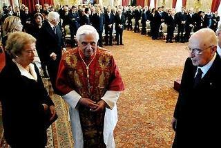 Il Presidente Giorgio Napolitano con la moglie Clio accompagnano il Sommo Pontefice Benedetto XVI, al termine della Visita Ufficiale al Quirinale