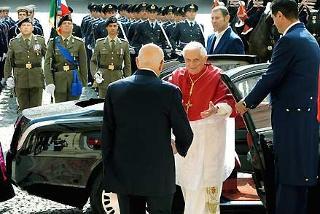Il Presidente Giorgio Napolitano accoglie il Sommo Pontefice Benedetto XVI all'arrivo al Quirinale