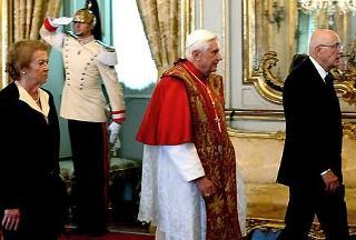 Il Sommo Pontefice Benedetto XVI con il Presidente della Repubblica Giorgio Napolitano e la moglie Clio in occasione della Visita Ufficiale al Quirinale