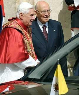 Il Presidente Giorgio Napolitano con Sua Santità Benedetto XVI al termine della Visita Ufficiale al Quirinale